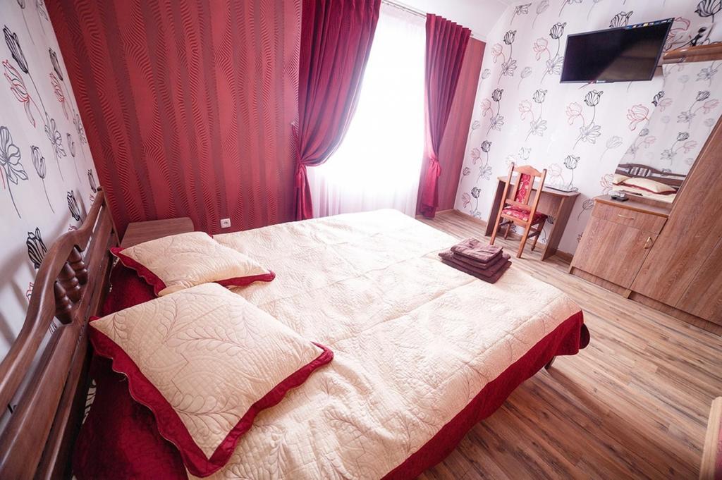Corner House Hotel Lutsk Bagian luar foto