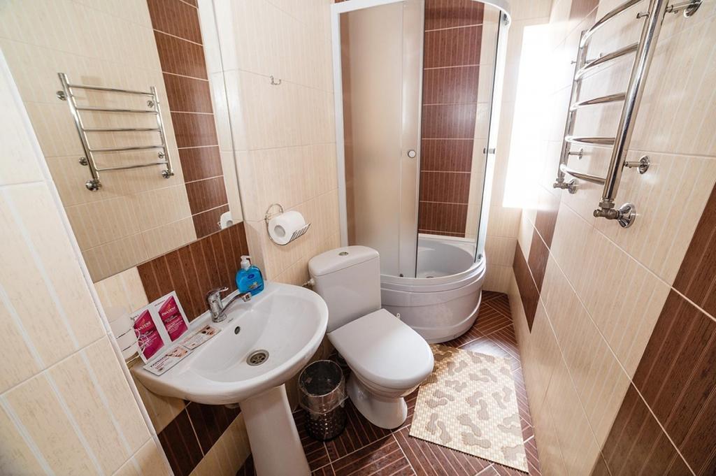Corner House Hotel Lutsk Bagian luar foto