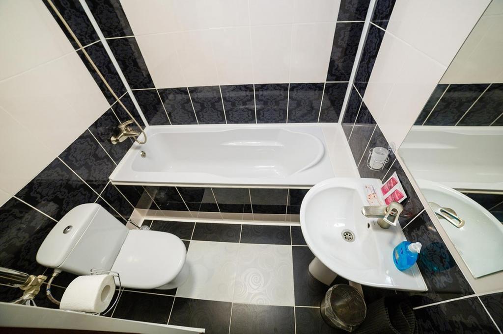 Corner House Hotel Lutsk Bagian luar foto