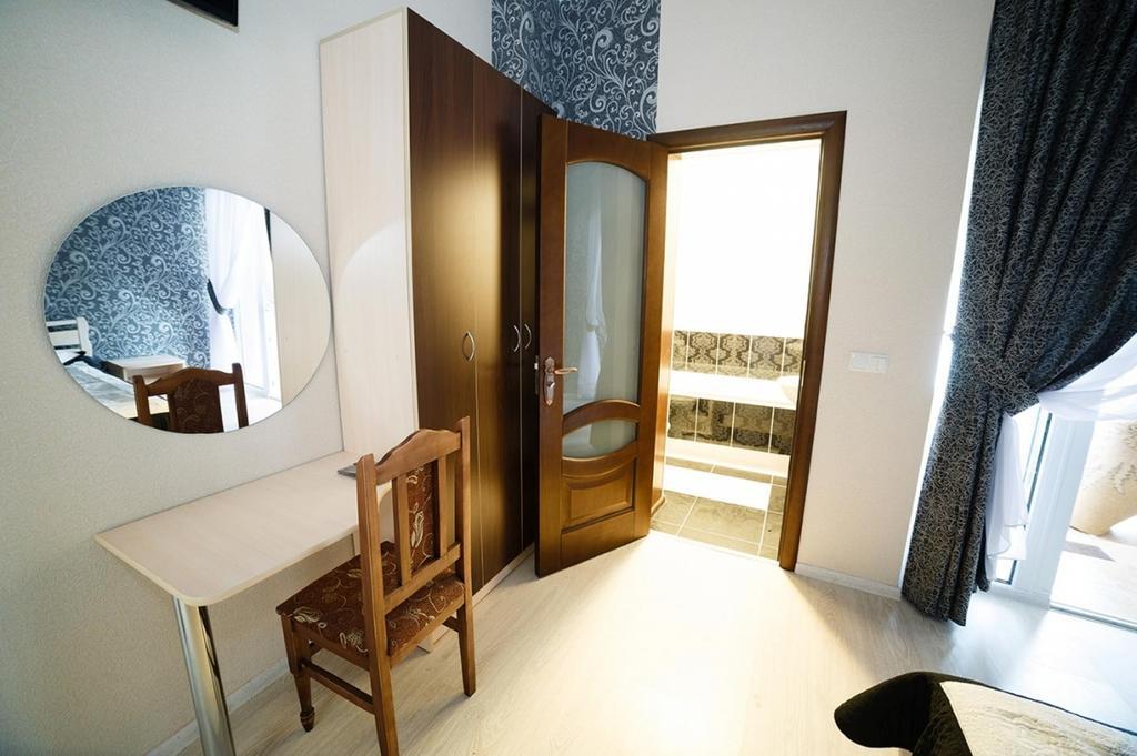 Corner House Hotel Lutsk Bagian luar foto