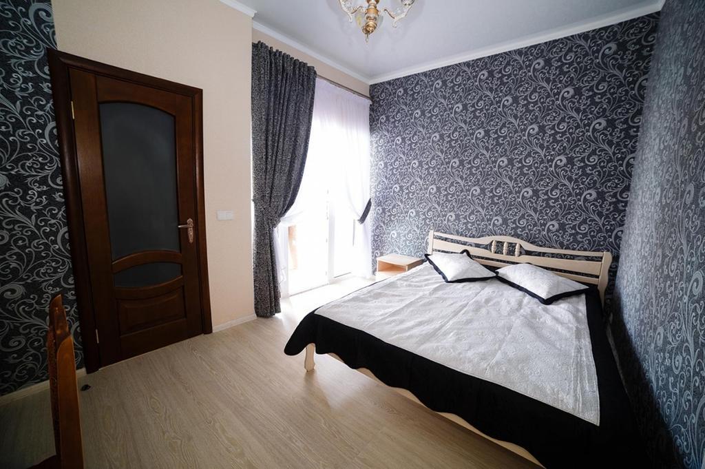 Corner House Hotel Lutsk Bagian luar foto
