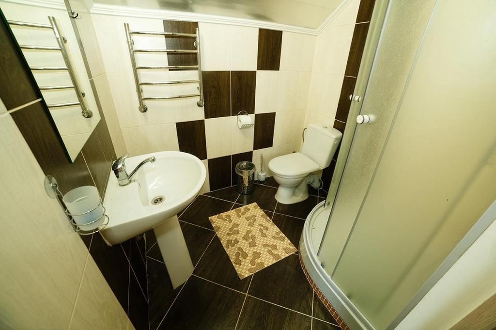 Corner House Hotel Lutsk Bagian luar foto