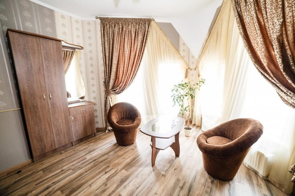 Corner House Hotel Lutsk Bagian luar foto