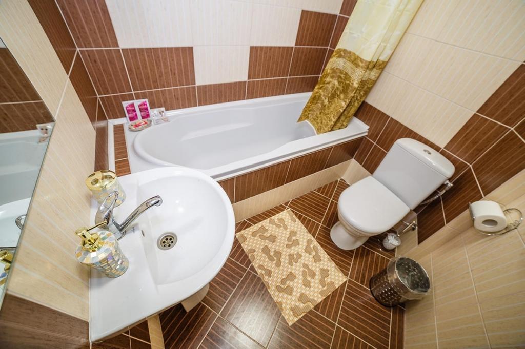 Corner House Hotel Lutsk Bagian luar foto